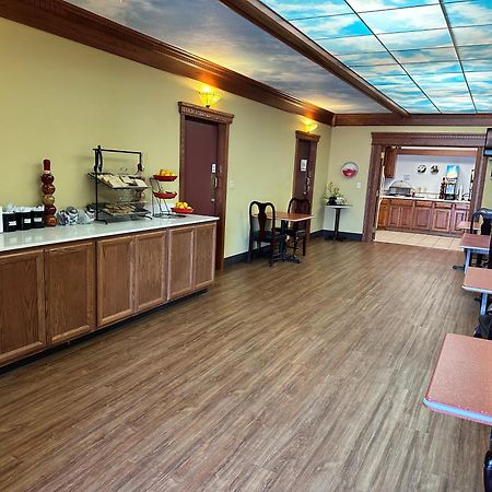 Ramada by Wyndham Saginaw Hotel&Suites Bagian luar foto