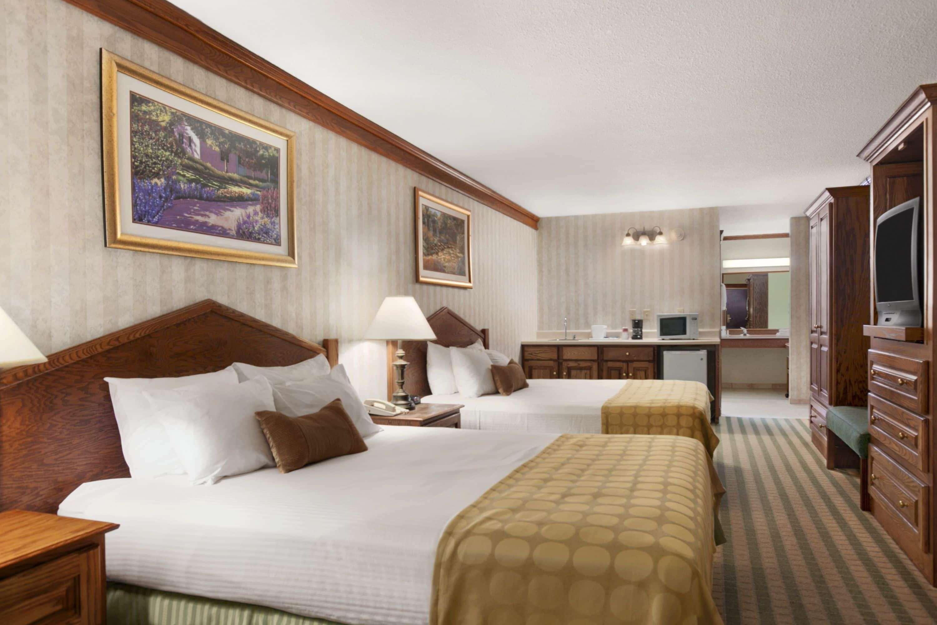 Ramada by Wyndham Saginaw Hotel&Suites Bagian luar foto