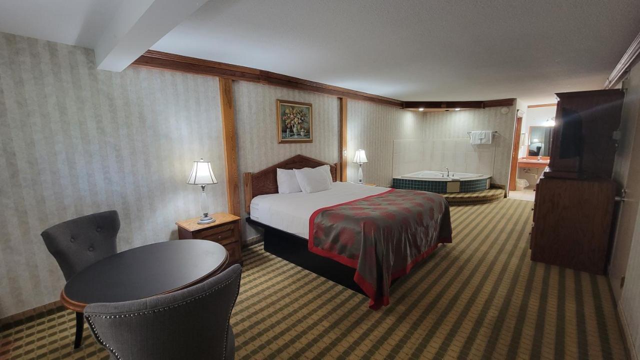 Ramada by Wyndham Saginaw Hotel&Suites Bagian luar foto