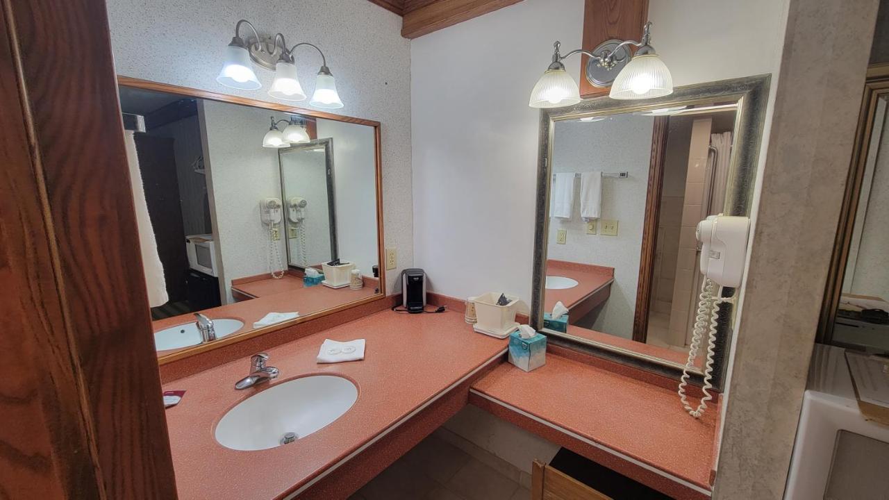 Ramada by Wyndham Saginaw Hotel&Suites Bagian luar foto