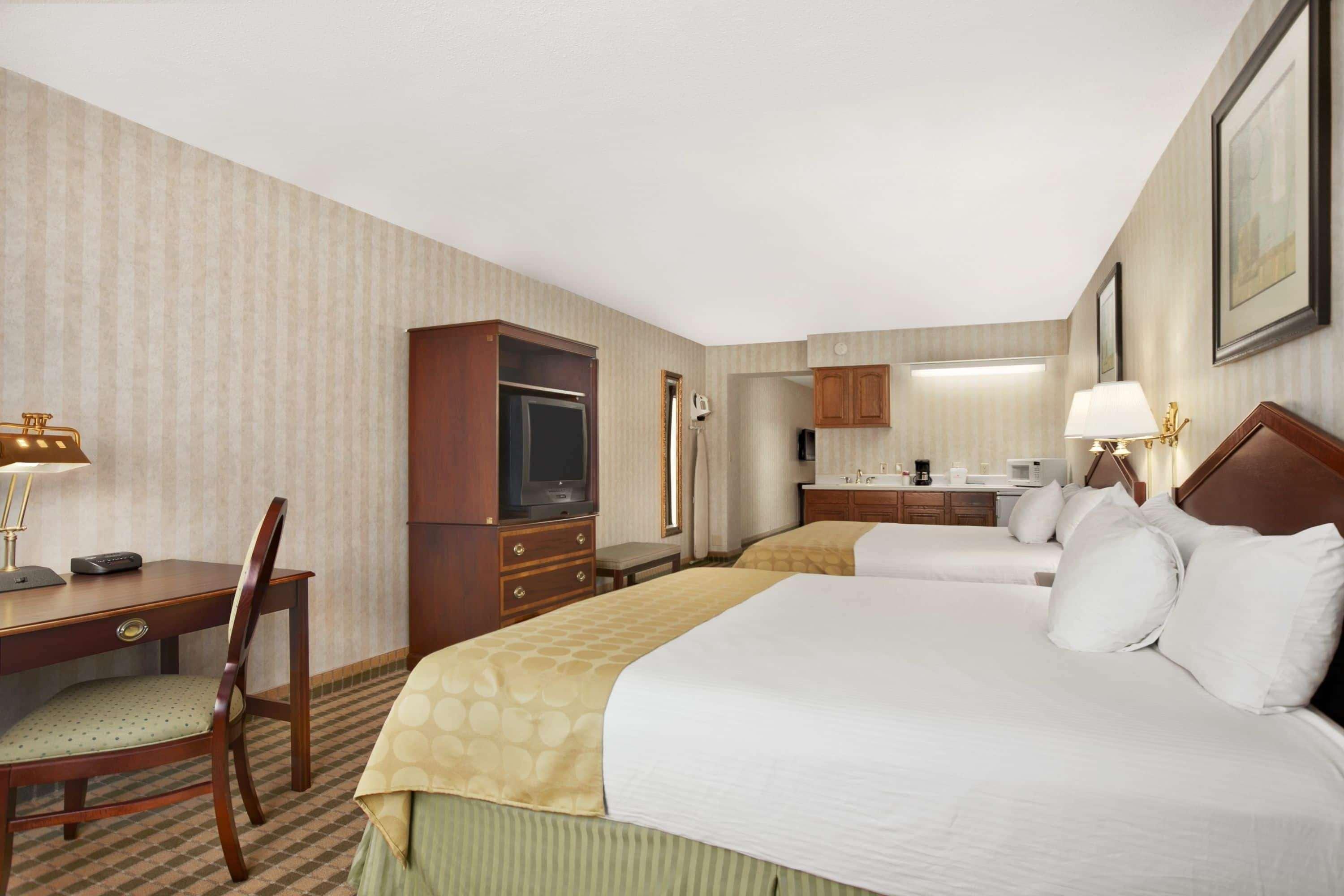 Ramada by Wyndham Saginaw Hotel&Suites Bagian luar foto