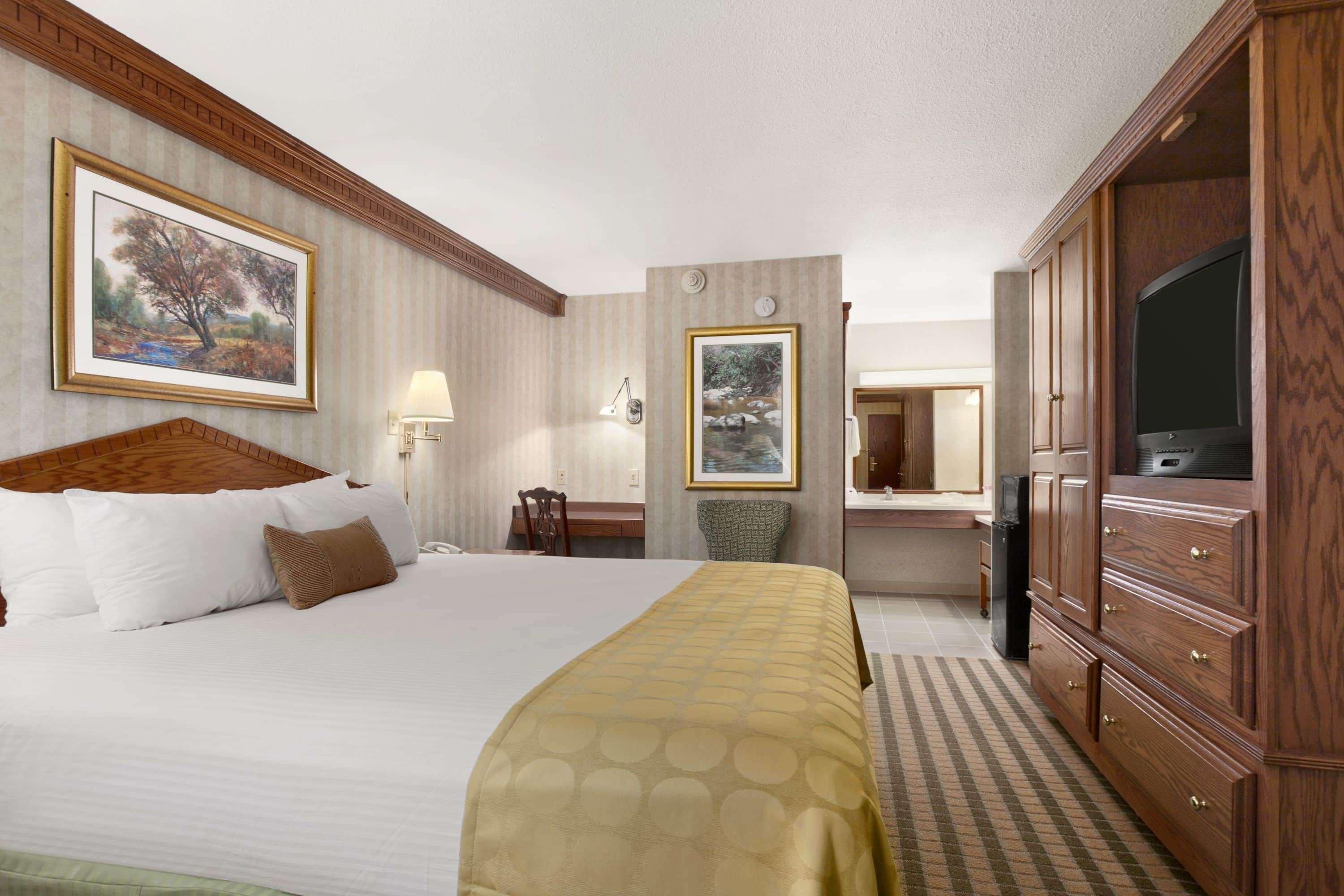 Ramada by Wyndham Saginaw Hotel&Suites Bagian luar foto