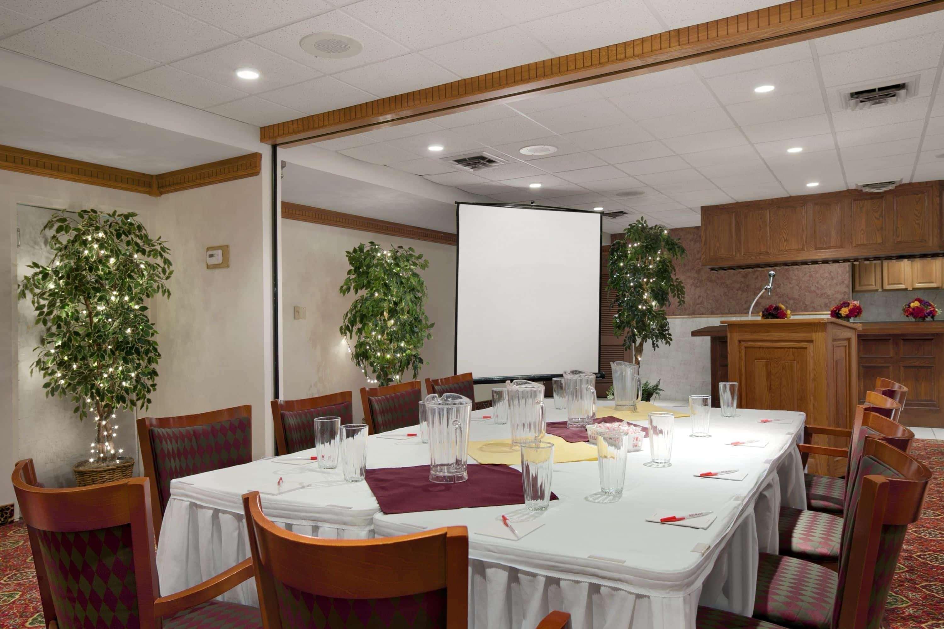 Ramada by Wyndham Saginaw Hotel&Suites Bagian luar foto