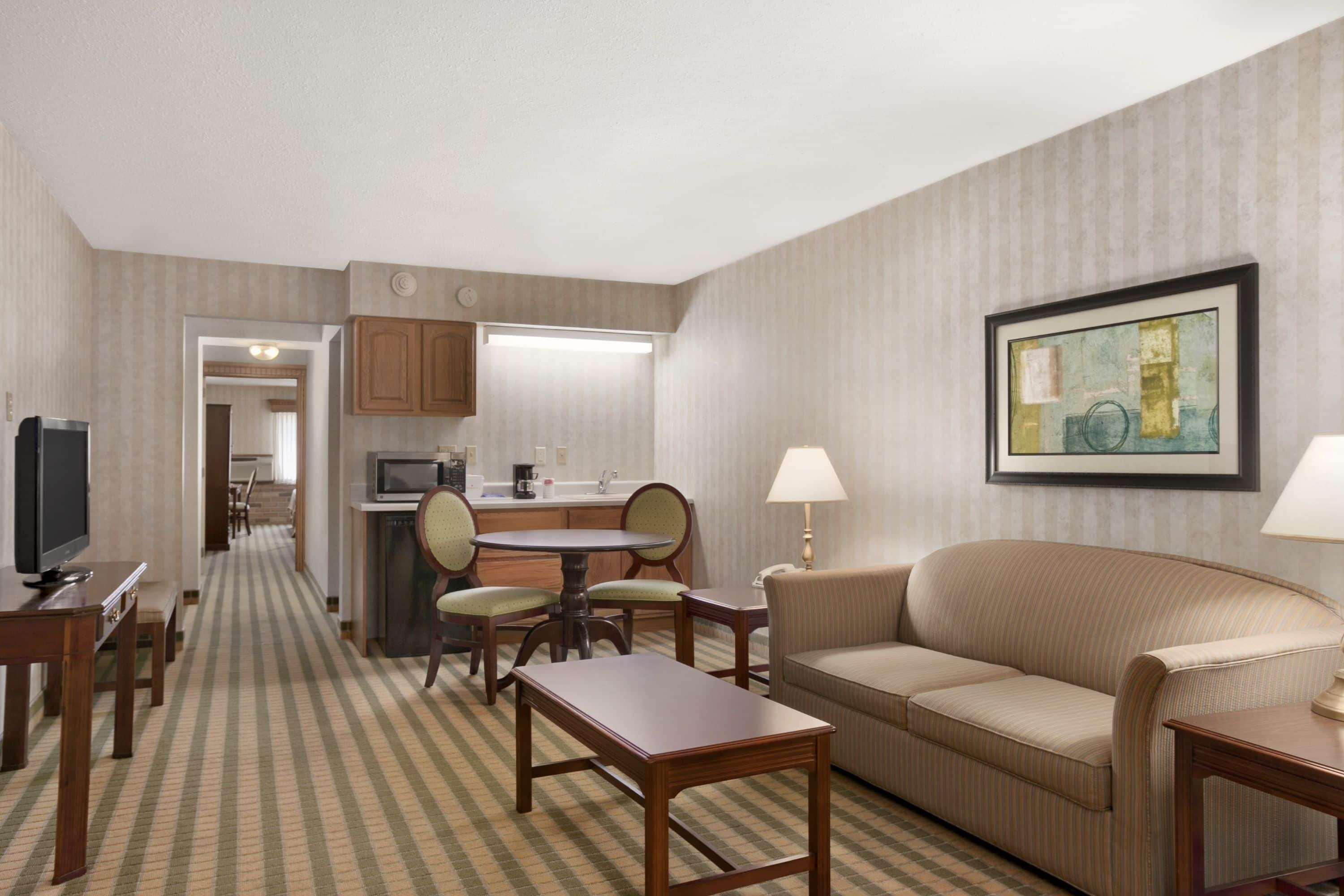 Ramada by Wyndham Saginaw Hotel&Suites Bagian luar foto