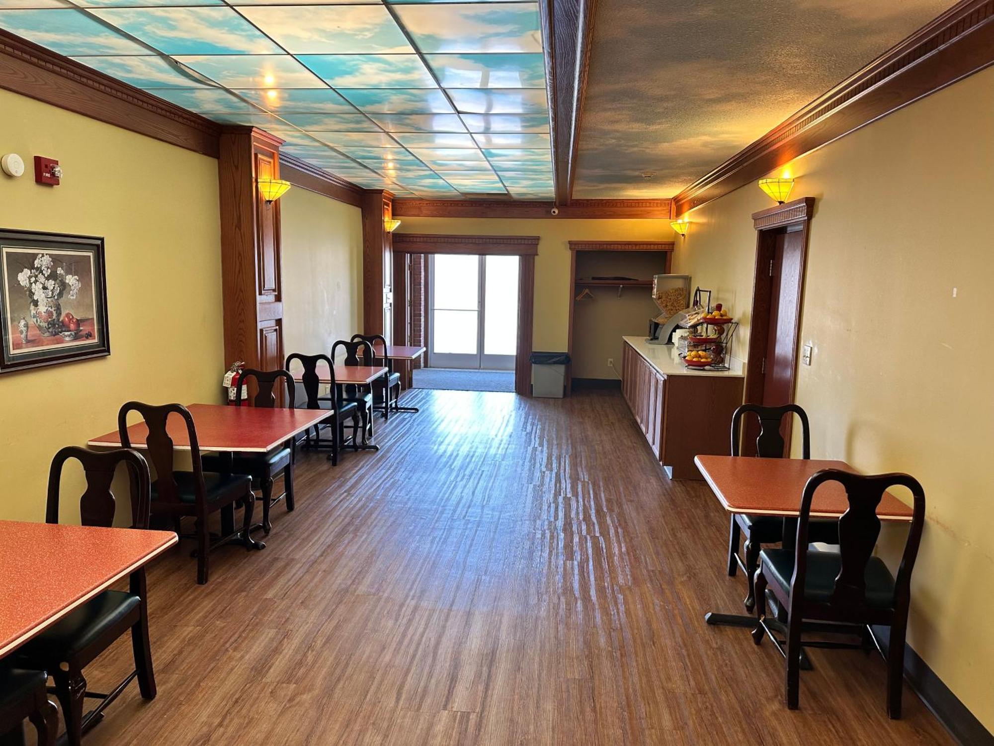 Ramada by Wyndham Saginaw Hotel&Suites Bagian luar foto