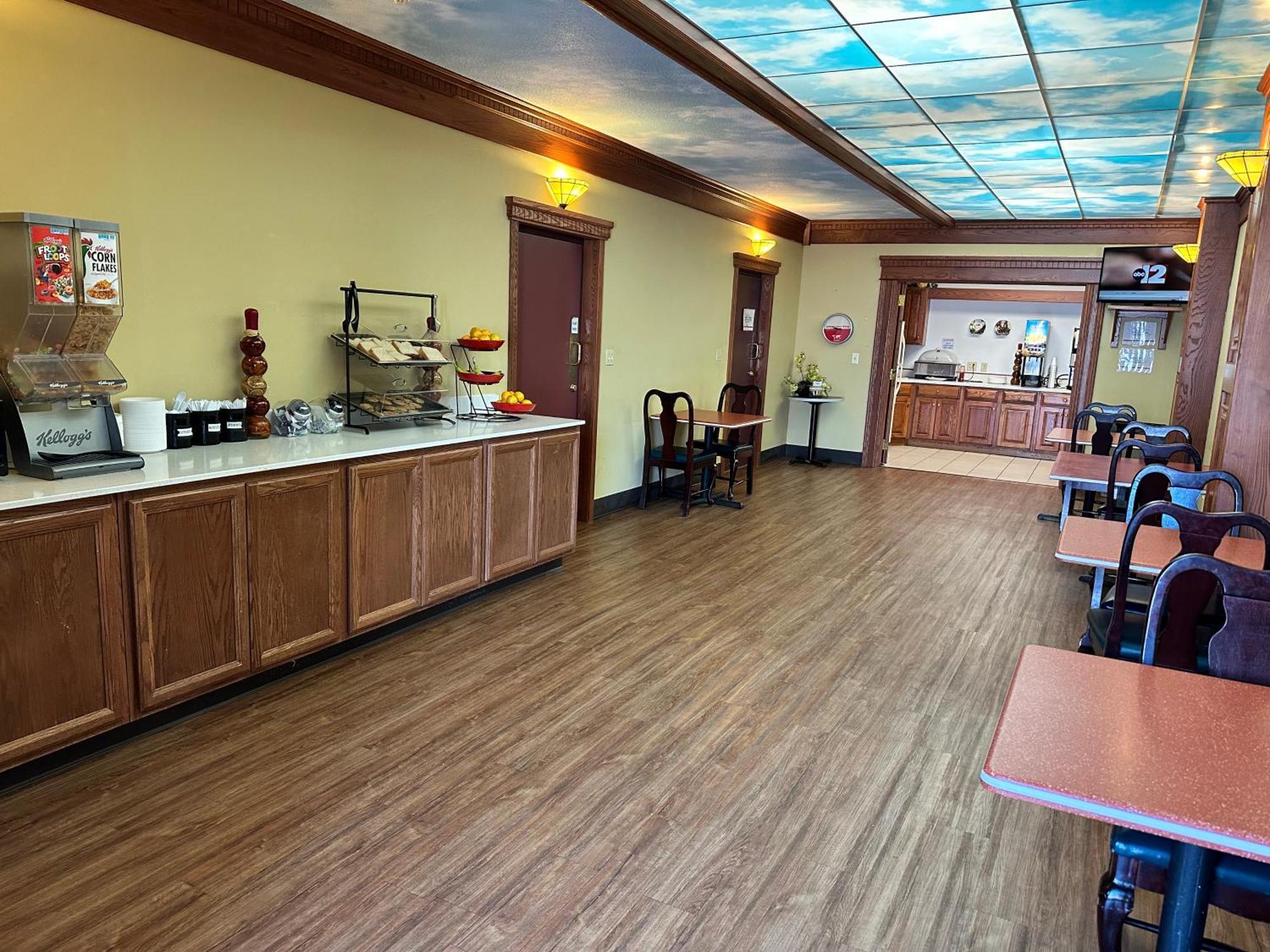 Ramada by Wyndham Saginaw Hotel&Suites Bagian luar foto