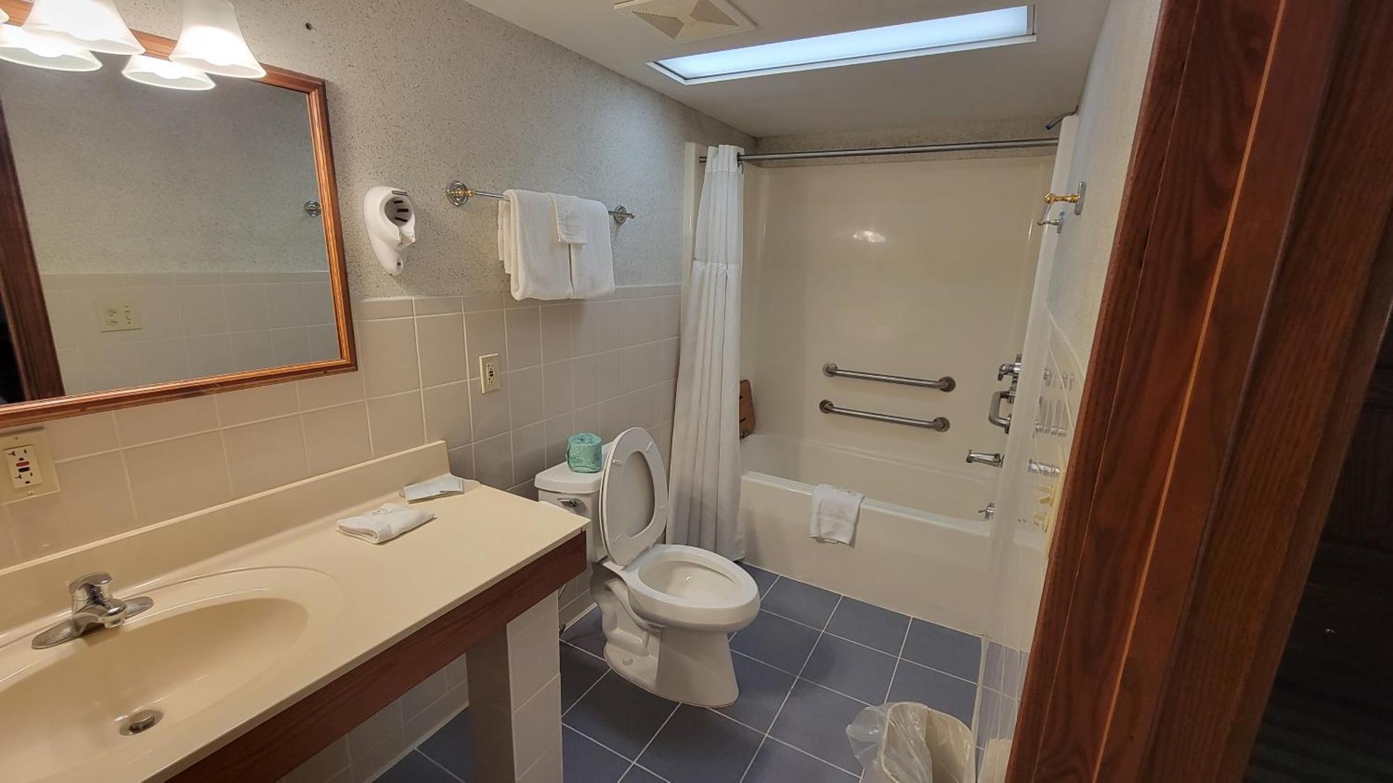 Ramada by Wyndham Saginaw Hotel&Suites Bagian luar foto