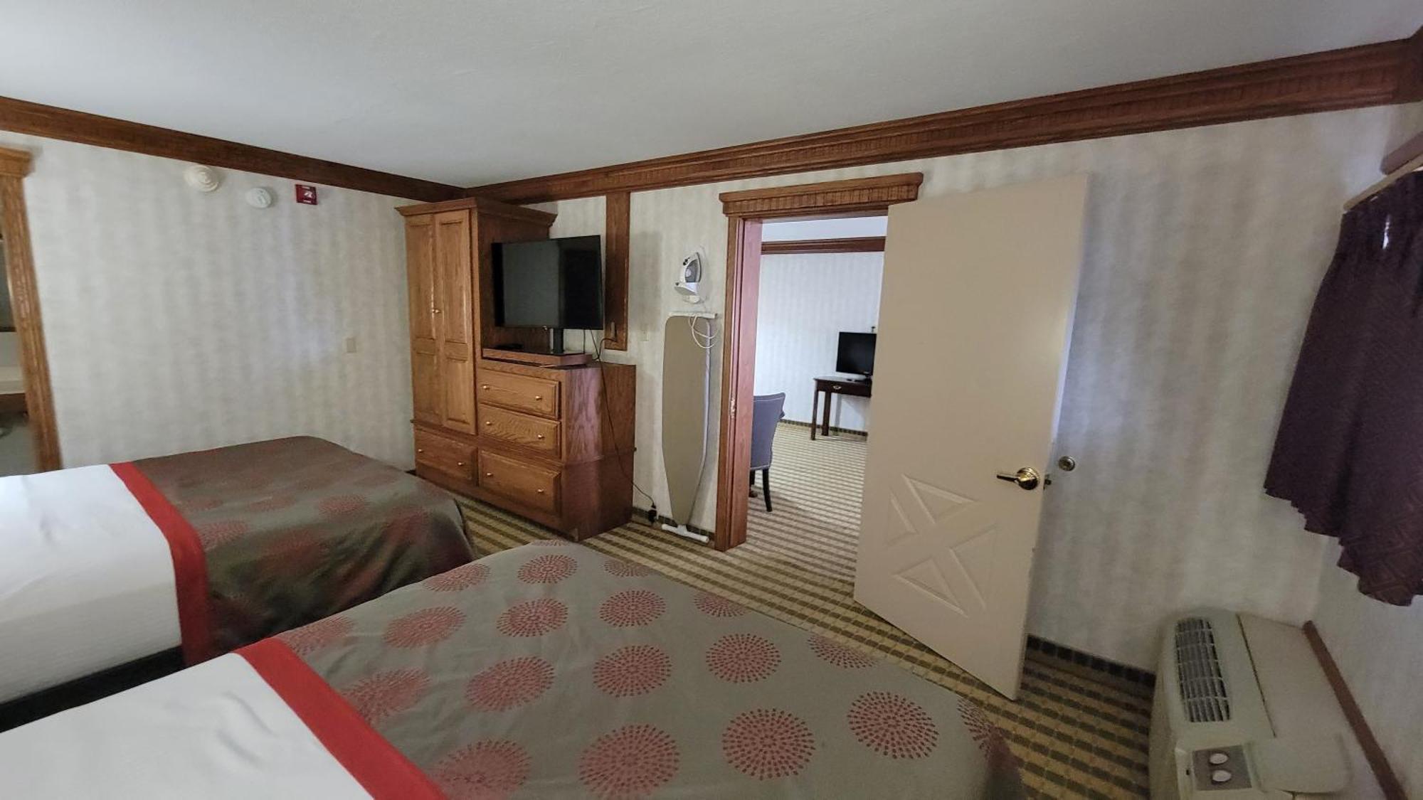 Ramada by Wyndham Saginaw Hotel&Suites Bagian luar foto