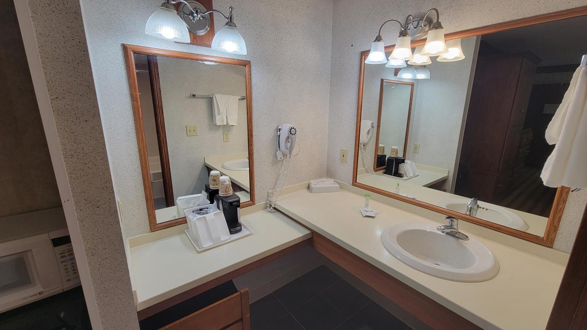 Ramada by Wyndham Saginaw Hotel&Suites Bagian luar foto