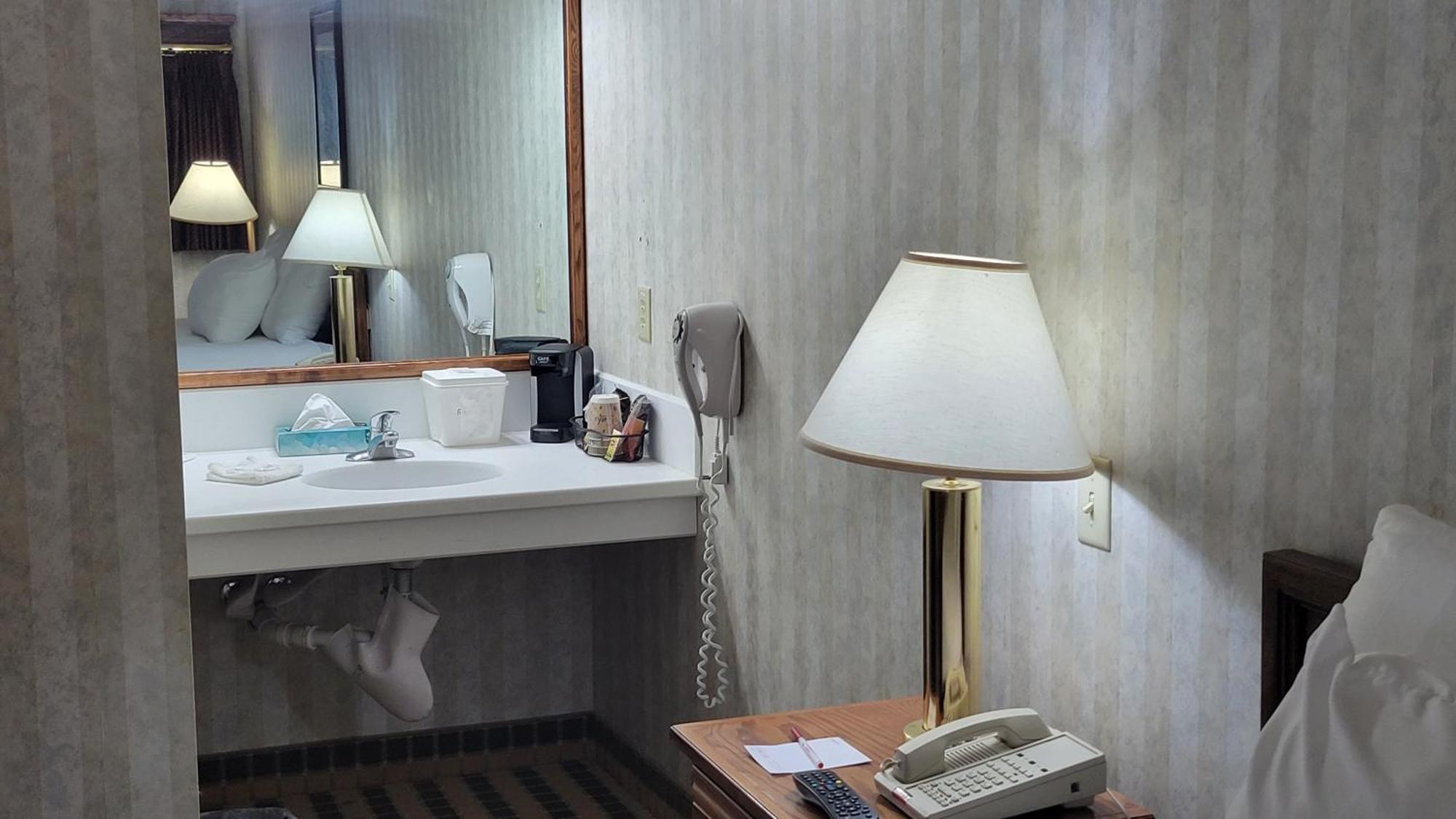 Ramada by Wyndham Saginaw Hotel&Suites Bagian luar foto