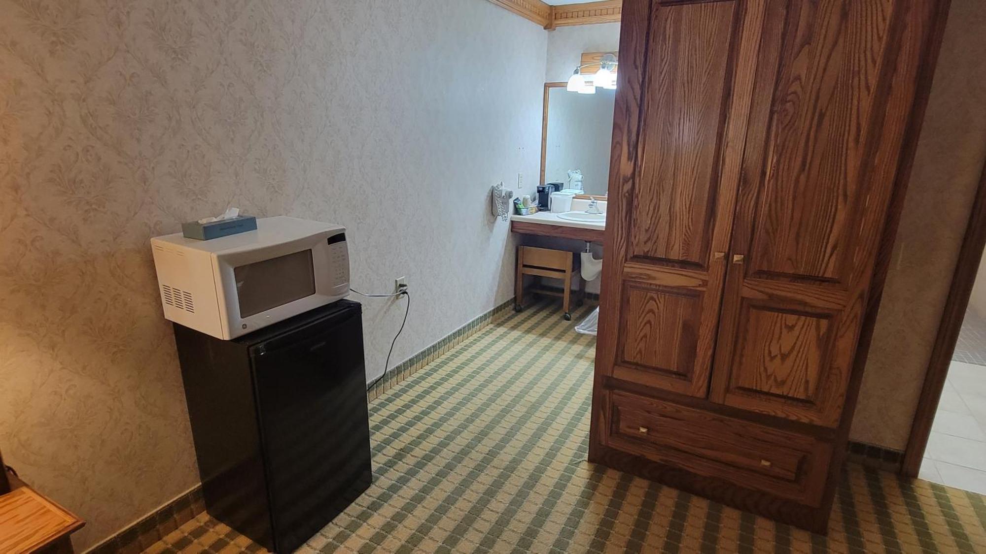 Ramada by Wyndham Saginaw Hotel&Suites Bagian luar foto