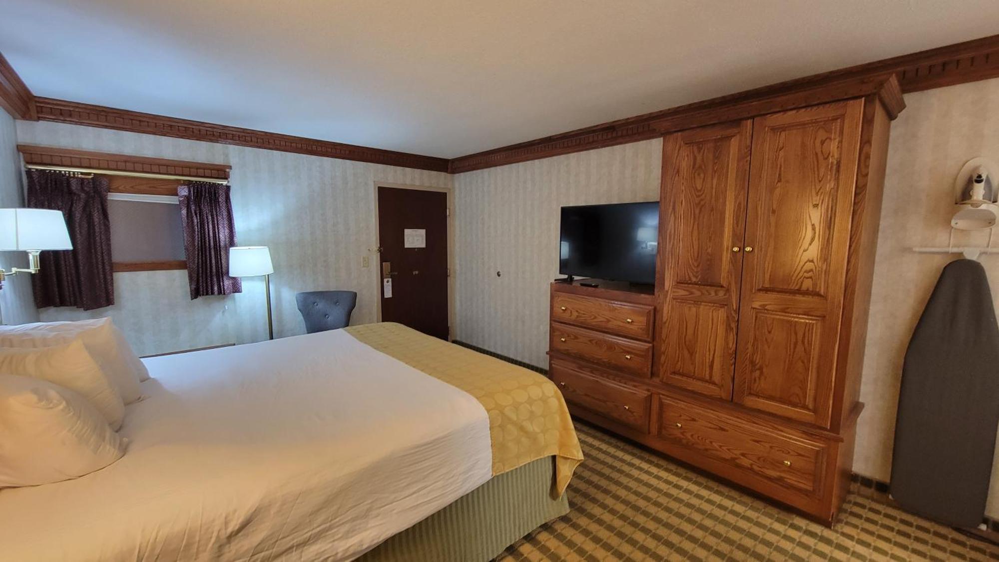 Ramada by Wyndham Saginaw Hotel&Suites Bagian luar foto