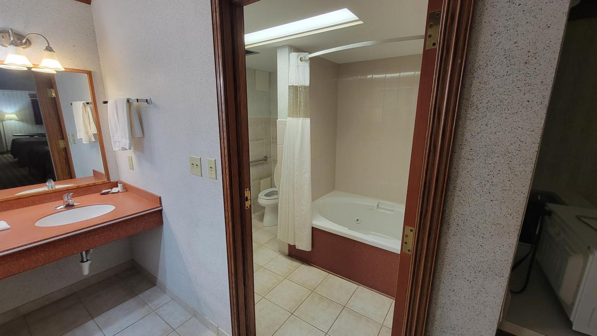 Ramada by Wyndham Saginaw Hotel&Suites Bagian luar foto